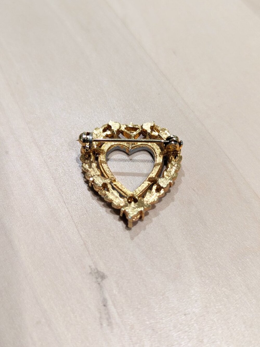 Vintage JJ Trifari Style "Dearest" Gold Heart Wreath Brooch - Picture 2 of 3